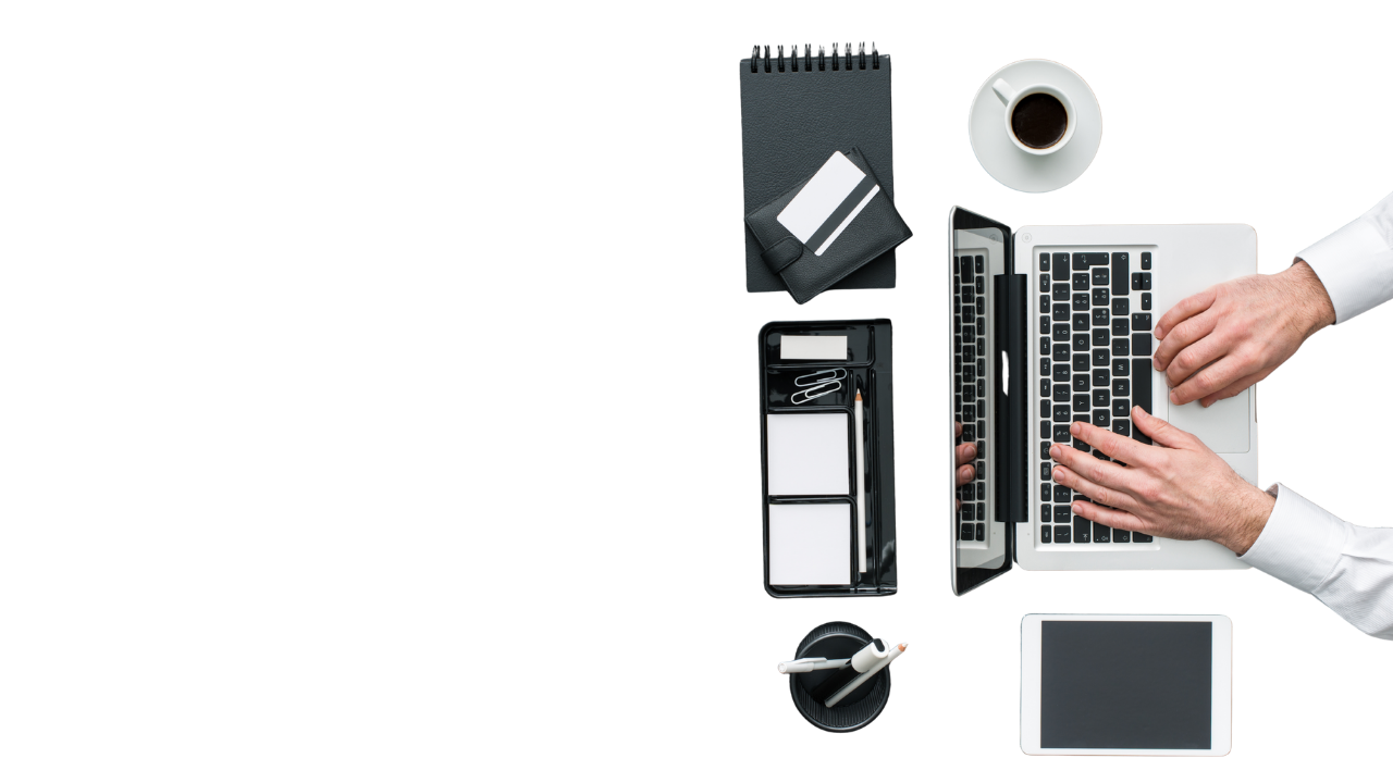 Profissional trabalhando com notebook, organizado e no controle da rotina